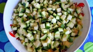 Cut young zucchini into small cubes.