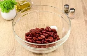 Put the red beans in a deep salad bowl, where we will collect the salad.