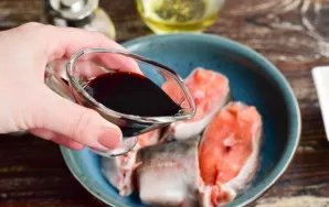 Add fish pieces to a bowl, pour soy sauce over it.