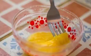 Beat the egg with a whisk. Add a little salt.