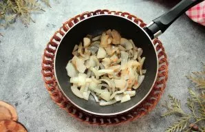 Peel and chop the onion. Pour vegetable oil into the pan, heat and fry the onion for 7-9 minutes until tender. Remove the pan from the he...