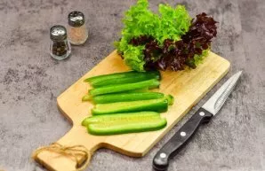 Wash and dry fresh cucumbers, then cut into strips. Wash the lettuce leaves and dry.