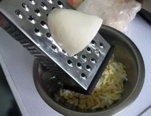 Grate with a coarse grater. It is better to use salted cheese in this case.