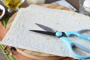 Cut the lavash into strips about 12x18 cm in size.