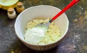 Put the cottage cheese in a bowl and put the sour cream in it.