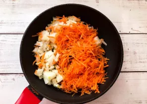 Peel the onion. Wash the carrots well, peel them and grate them on a medium grater. Place the vegetables in a well-heated pan with vegeta...