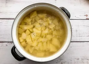 Peel the potatoes, chop, pour water and put to boil.