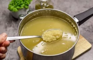 Pour water into a saucepan, put the chicken legs and bring to a boil, cook for 20 minutes. Put the lentils in a saucepan and cook for ano...