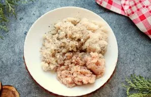 Cut out the pike, remove the bones and grind twice. In the ground pike put the chicken minced meat, salt and pepper. Peel the onion and g...