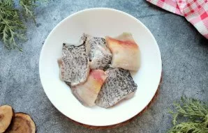 Cut out the pike, remove the bones and rinse. Drain the fillet and cut into pieces, add salt and pepper.