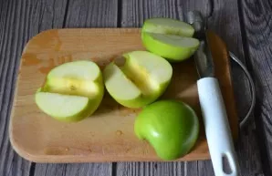 Wash the apples, remove the cores.