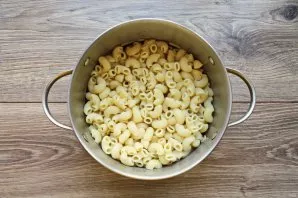Pour water into a saucepan, salt and bring to a boil. Add the pasta and cook over medium heat until cooked. See the instructions on the p...