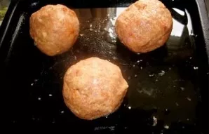 After that, divide the prepared minced meat into 6 equal parts, roll them into balls and place them on a baking sheet smeared with oil.