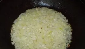 Heat the pan with vegetable oil, fry the onion until transparent.