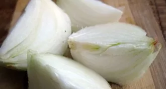 Peel the onion, chop coarsely.
