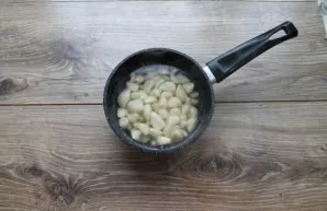 Peel the garlic , wash the cloves. Pour water into a saucepan and bring to a boil. Add the garlic and simmer for a minute. Drain the brot...