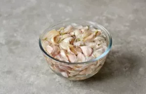 Divide the garlic into slices. Soak the unpeeled garlic in hot water and leave for 30 minutes.