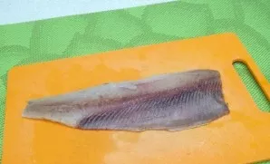 Prepare a piece of herring fillet. Pour some vinegar and rub the whole piece.