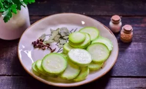 Cut the zucchini into rings.