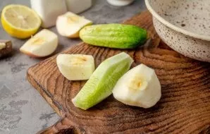 Peel the apple and remove the seeds. Peel the cucumbers.