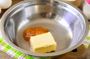 Put butter and honey in a bowl, put in a water bath.