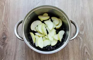 Wash the apples and remove the core. Cut the apples into thin slices and put them in a saucepan with berries.