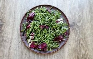 Place the herbs in a bowl, add salt and balsamic vinegar.