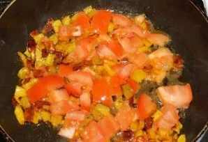 Then add the chopped tomatoes and fry with paprika for 2-3 minutes so that the tomatoes soften and release the juice.