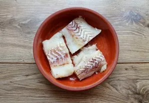 Wash and dry the cod fillet, cut into pieces. Salt the fish, sprinkle with pepper and put in a greased baking dish.
