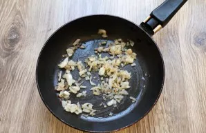 Peel the onion and chop finely. Pour vegetable oil into the pan and heat over medium heat. Add the onion and fry everything, stirring for...