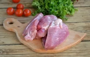 Cut the pork tenderloin into plates about 8-10 mm thick.