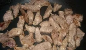 Fry the meat in vegetable oil until golden brown for 15-20 minutes. Salt and pepper.