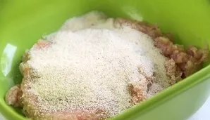 Mix minced meat with semolina.