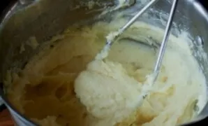 Boil the potatoes in salted water until tender, drain the water. Using a blender, crush the potatoes and let them cool.