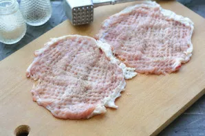 Cut the pork and beat it thinly, sprinkle with salt and pepper.