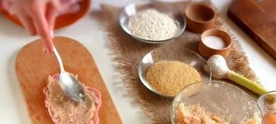 Mix the filling. Spread it in a thin layer on a layer of meat, without reaching the edge. Carefully wrap the roll. Shake the eggs.