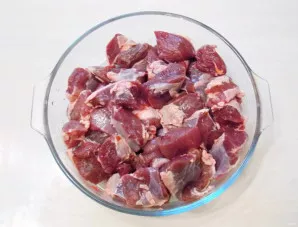 Rinse the beef and dry it. Cut the beef into medium cubes.