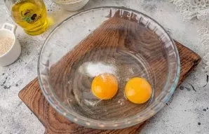 Break the eggs into the bowl, add the sweetener to taste and mix.
