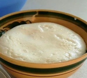 Cover with foil, leave in a warm place for 15-20 minutes until the hat is made.