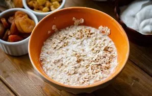 Put the oatmeal in a convenient container, add milk and leave for 20 minutes