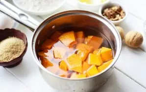 Peel the pumpkin and remove the seeds, cut into pieces, put in a saucepan, pour water and cook over medium heat until tender.