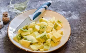 Peel the pumpkin, wash it, dry it, cut into small cubes.