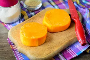 Cut the pumpkin into slices and remove the peel and seeds, if any.