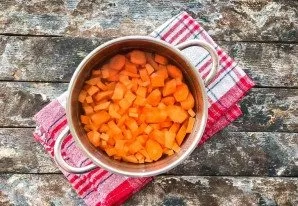 Peel the pumpkin, remove the seeds and cut into small pieces. Rinse the carrots well under running water, peel and cut into pieces. Mix t...