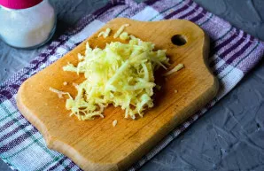 Peel the apples and grate on a coarse grater.