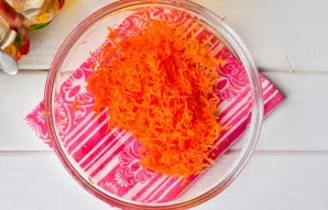 Finely grate the carrots.