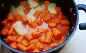 In a saucepan, boil about 1400 ml of water. Put chopped vegetables in it. Bring to a boil, then cook for 20 minutes until tender.