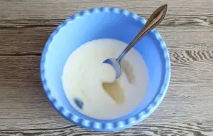 Pour kefir into a bowl. Add vegetable oil, salt, sugar, soda. Mix it up.