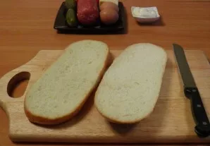 Cut the baguette lengthwise into two equal parts.