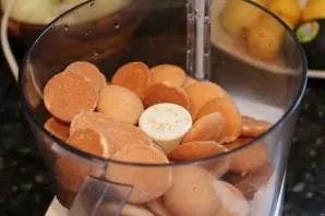 For the base of the cheesecake. Grind cookies in a blender.